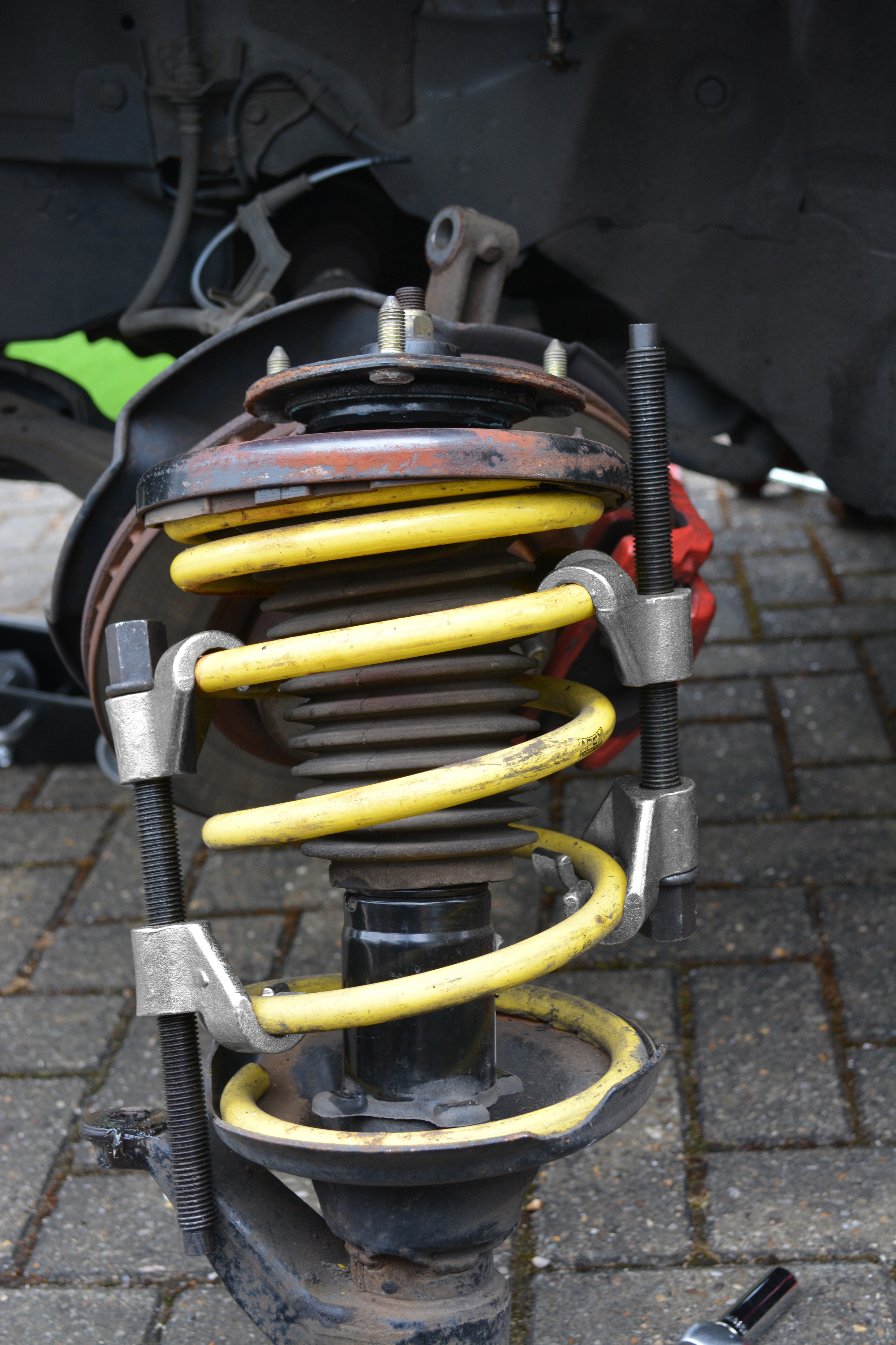 Hilka Heavy Duty Coil Spring Compressor 12700055
