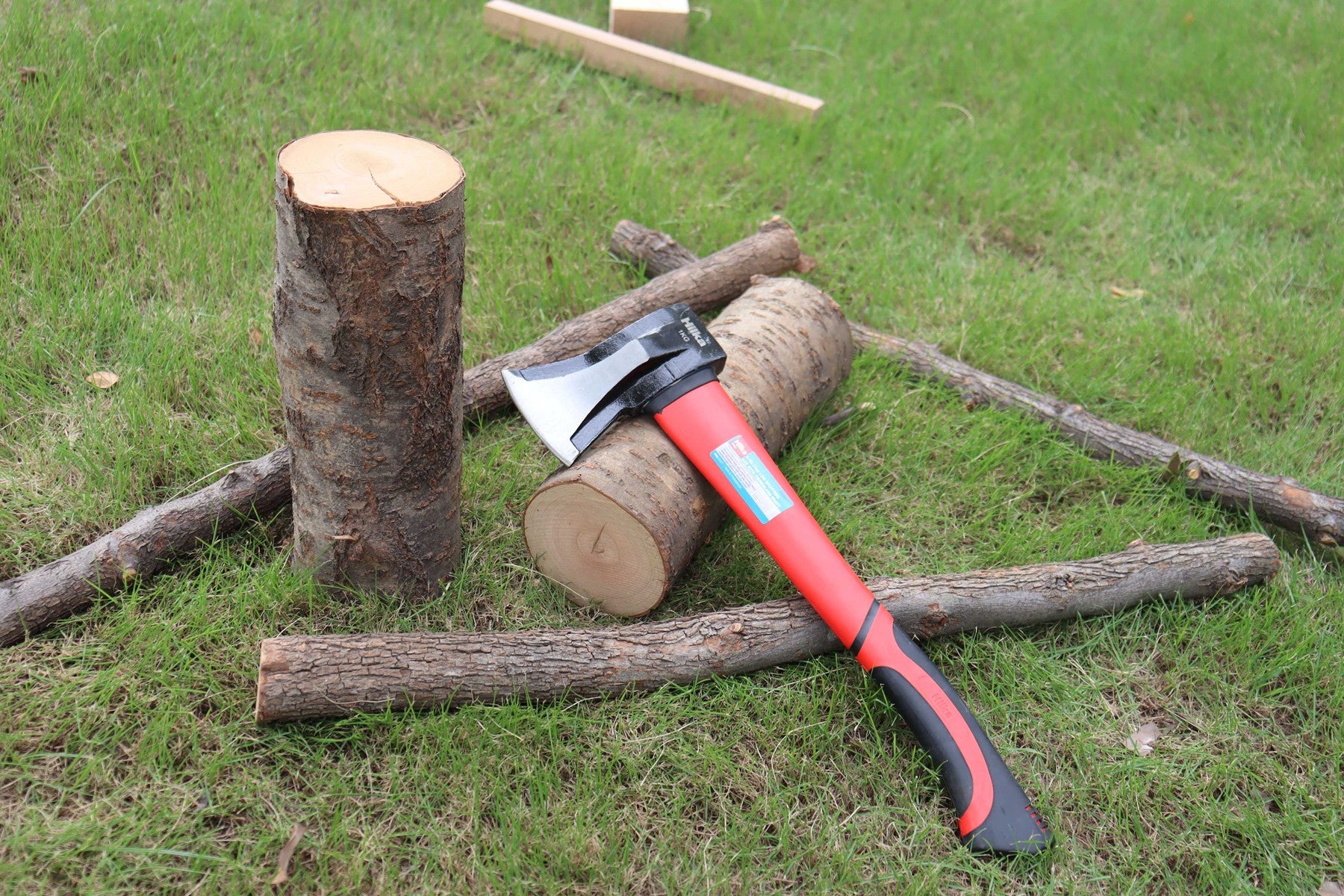 Hilka 2.20lb (1kg) Log Splitting Axe with Fibre Glass Shaft 60200951