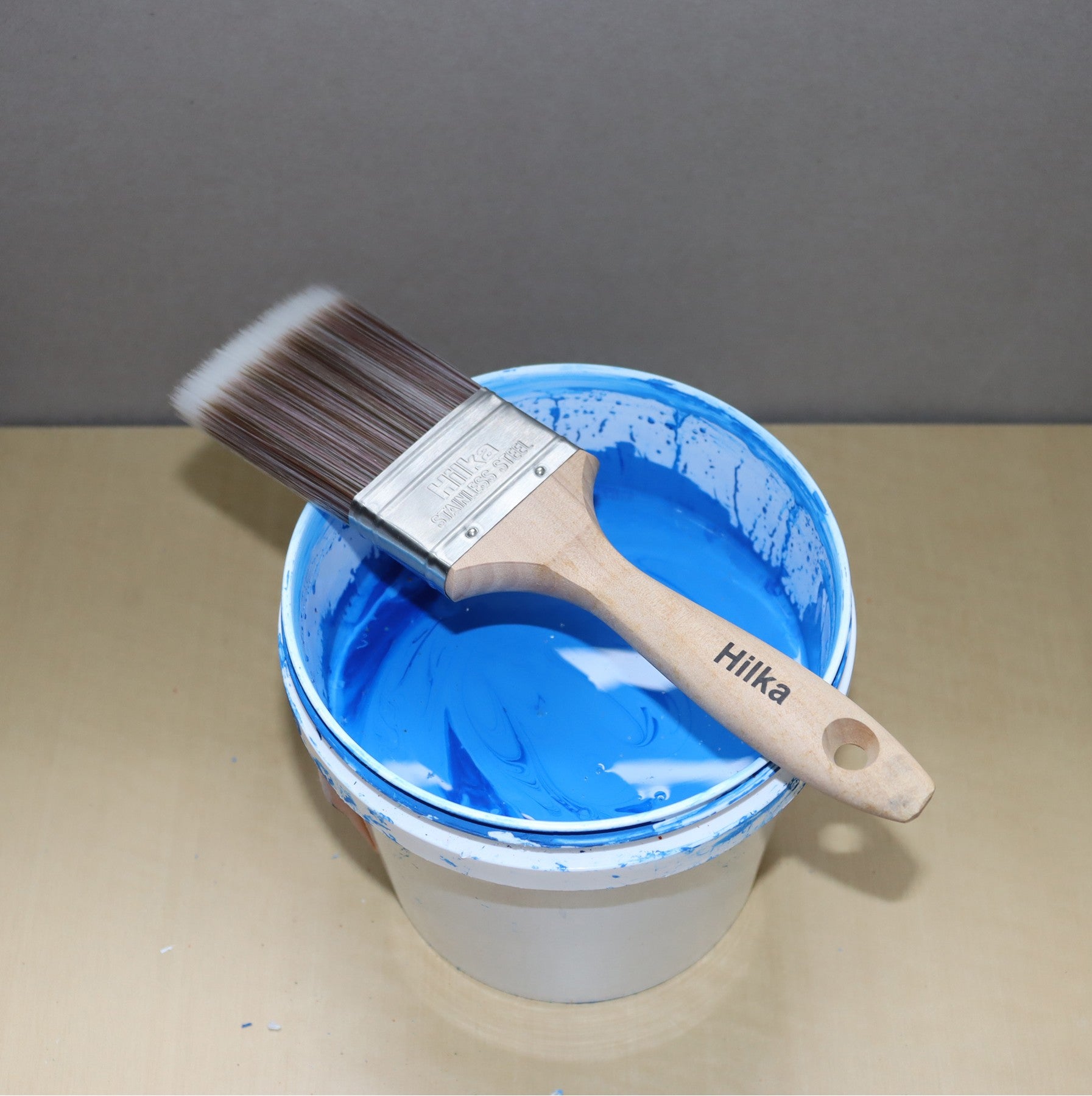 Hilka 2 1/2" Wooden Synthetic Bristle Paint Brush 78710025