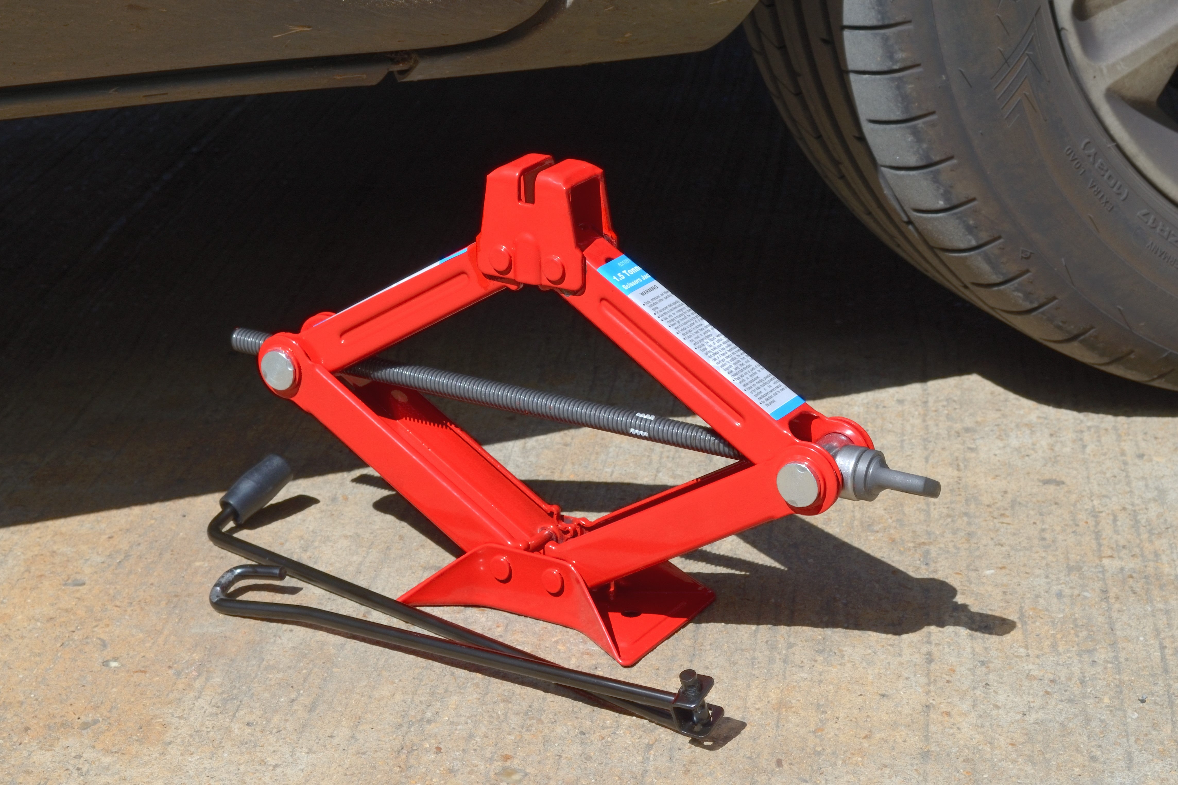 Hilka 1.5 Tonne Scissor Jack LW 82105115
