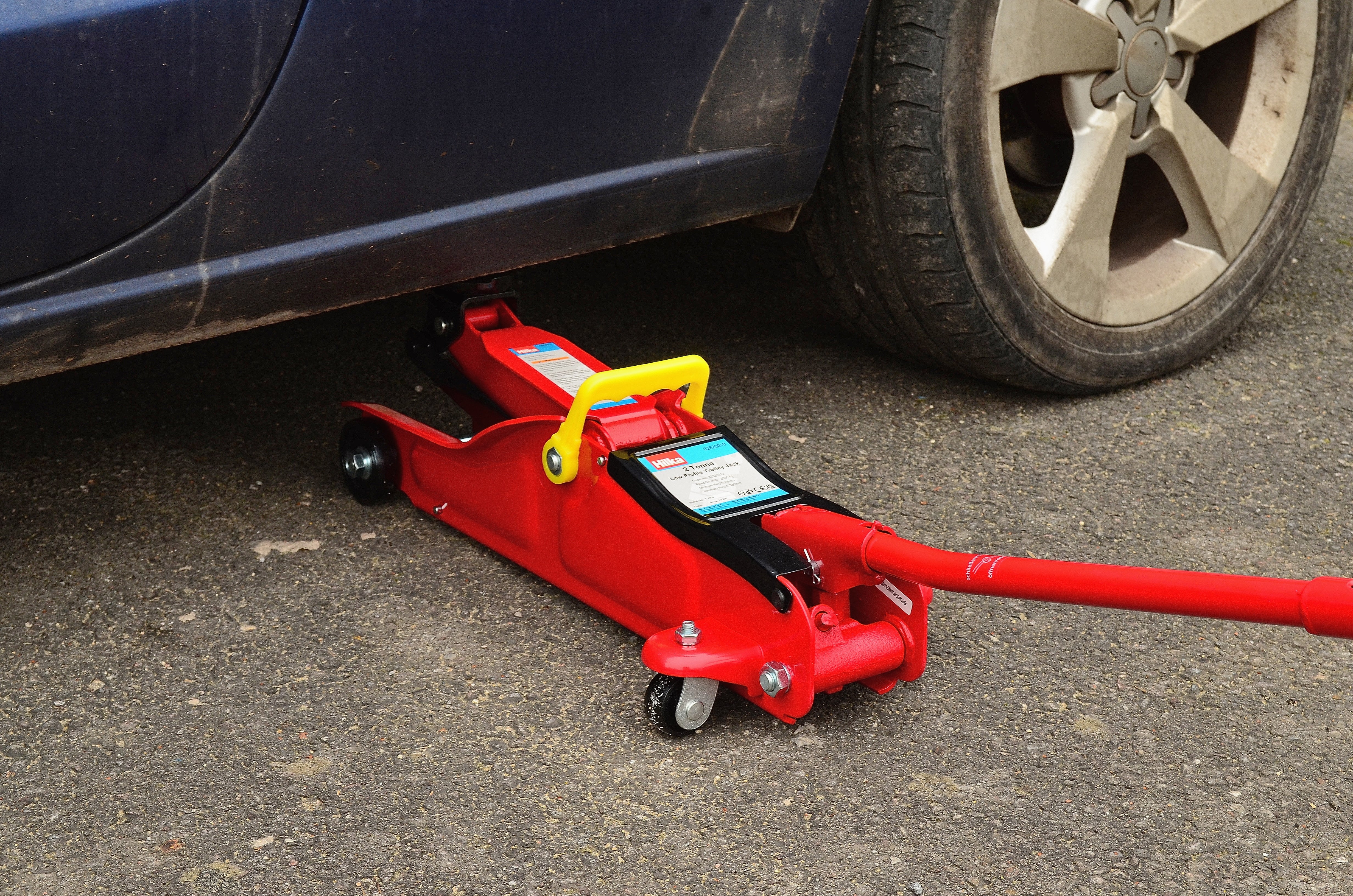 Hilka 2 Tonne Low Profile Trolley Jack 82820010